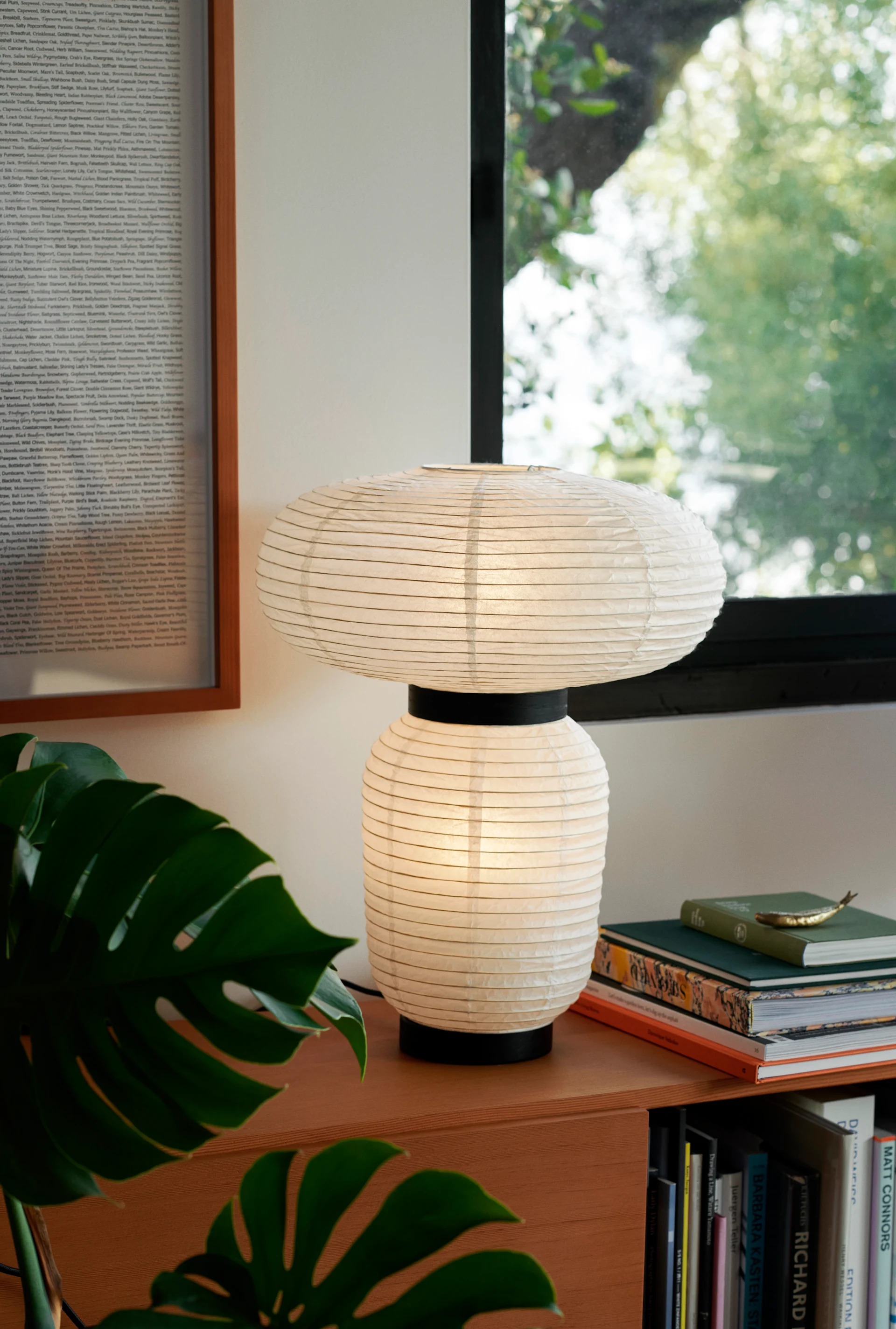 Japandi: Her kan du se Formakami JH18 bordlampen fra &Tradition, hvis lampeskærm er lavet af papir.
