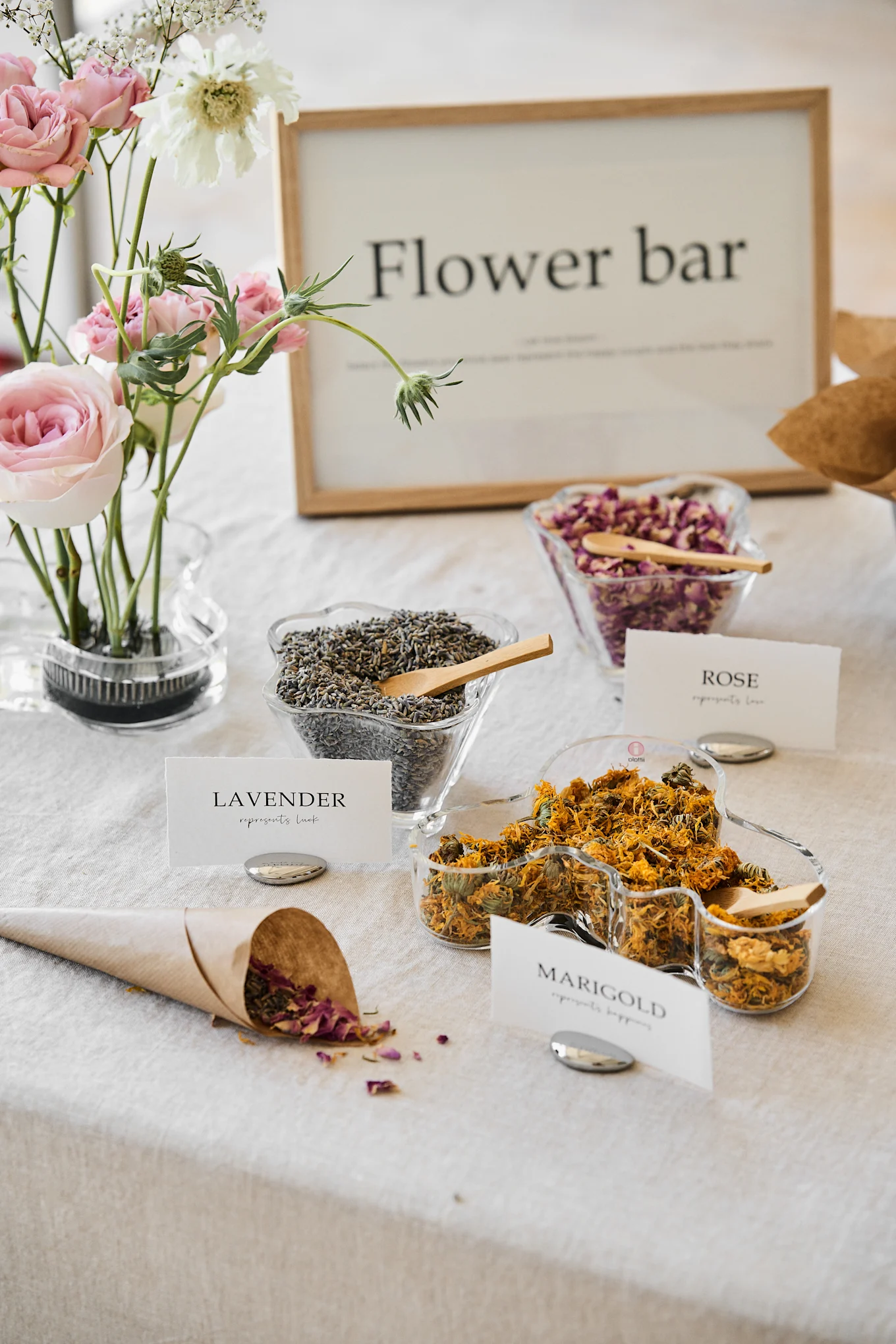 Hav disse unikke bryllupsidéer med til din store dag for at gøre din dag lidt ekstra speciel, her er en blomsterbar med Alva Aalto skålene fra Iittala.