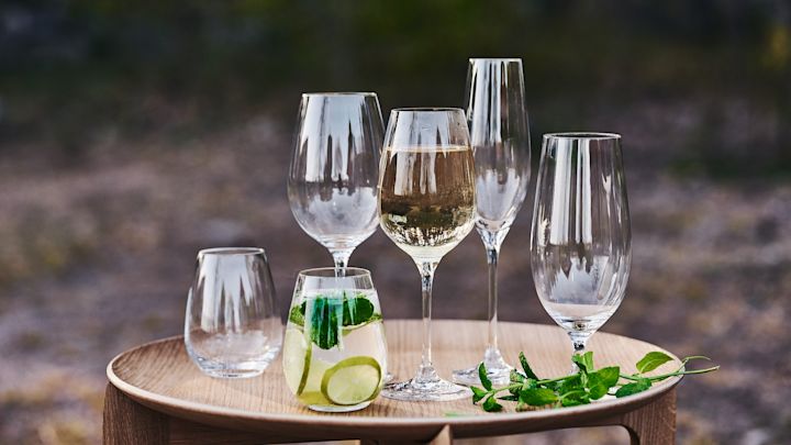 Glas fra Karlevi serien fra Scandi Living på Foldable Tray Trable fra Fritz Hansen.