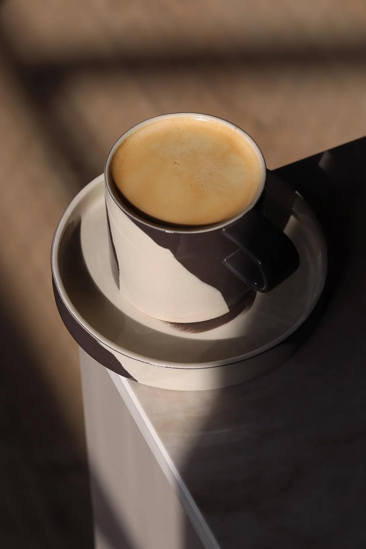 Det sort-hvid-mønstrede krus fra Ferm Living står på et hjørne af bordet i @saraelineeriksens hjem.