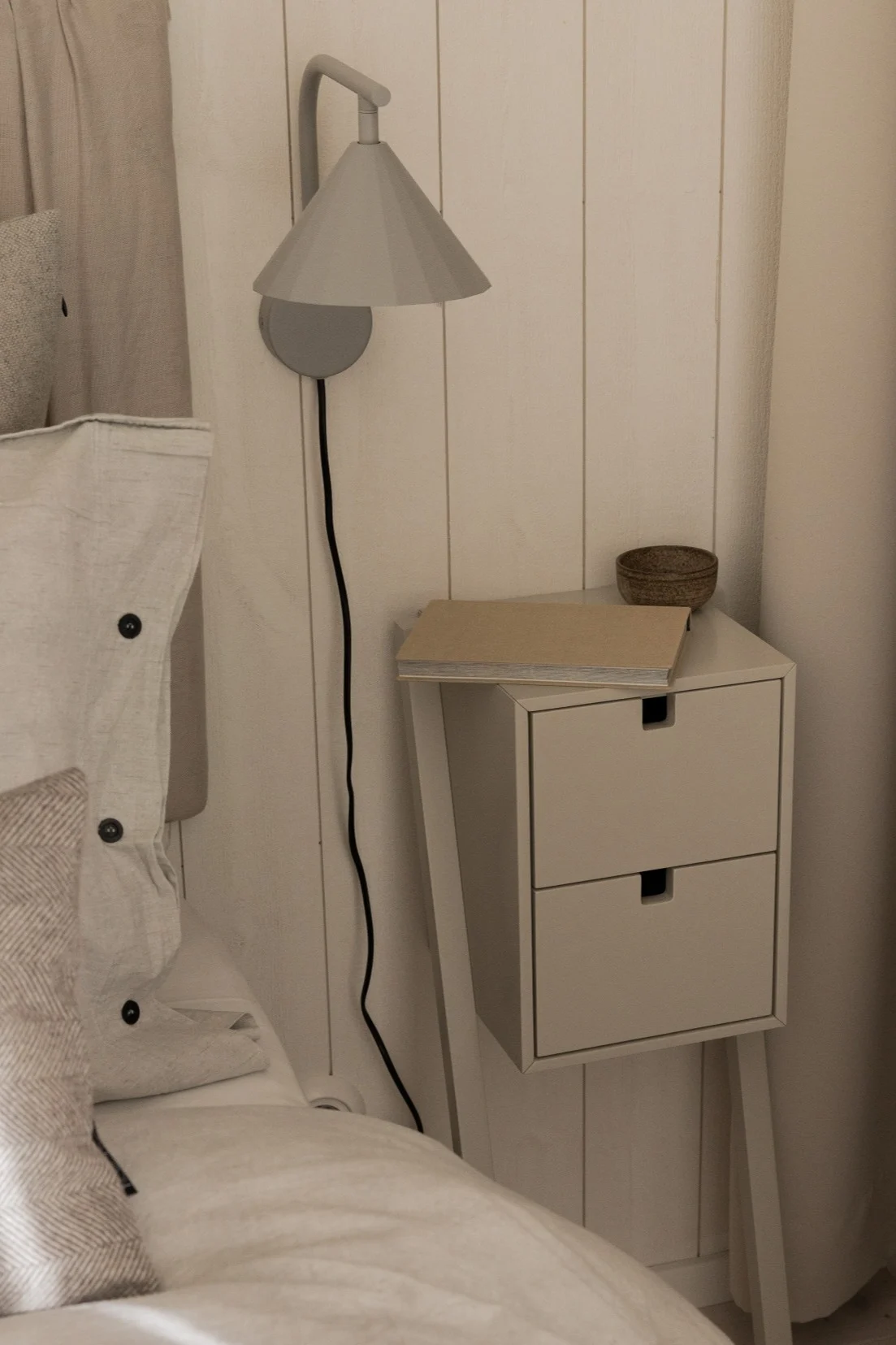 Væglamper er perfekte til soveværelset når du planlægger din belysning, især en der kan drejes hvis du vil læse en bog.