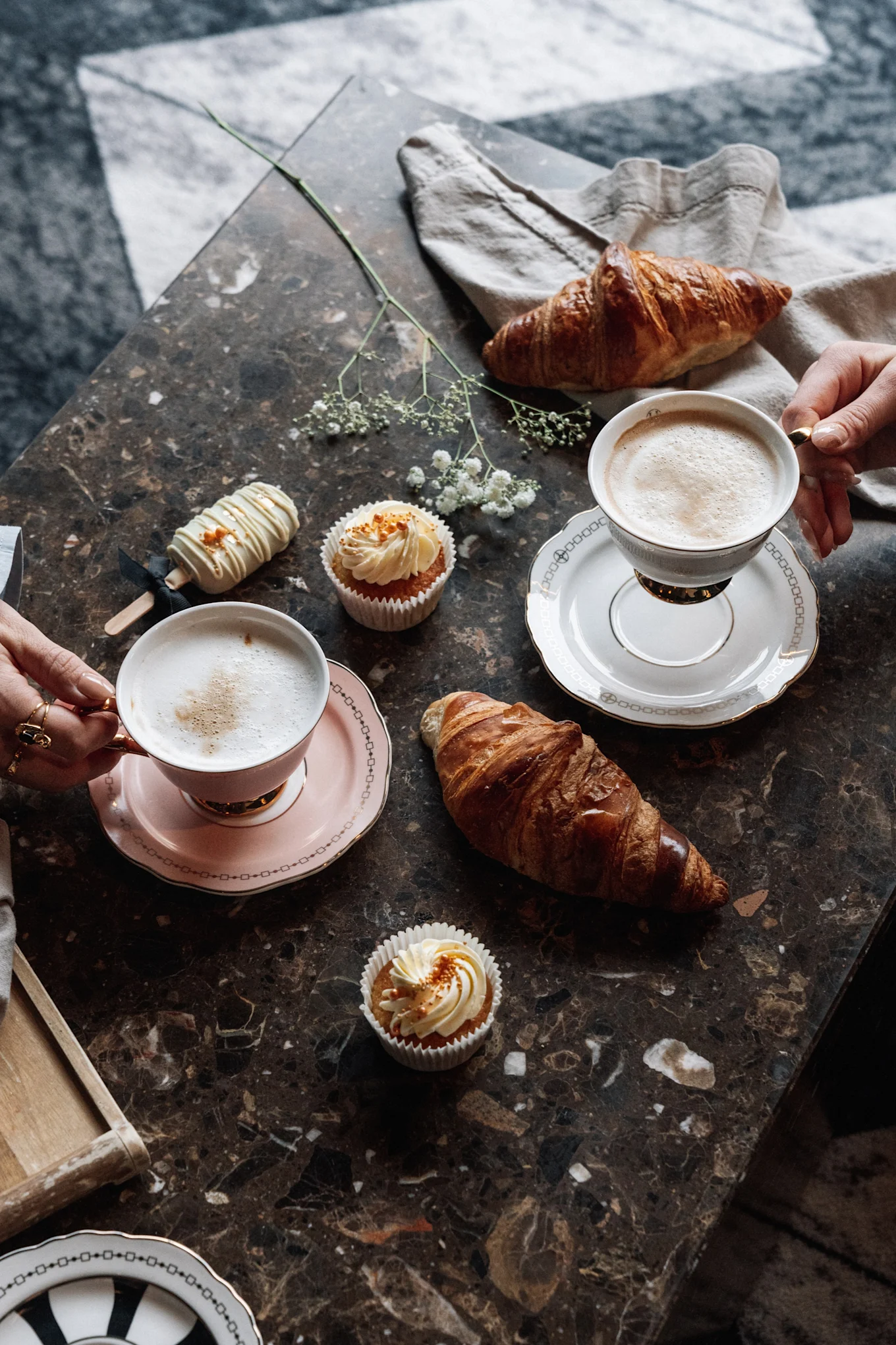 Kaffekrusene fra Hilkes Anima-kollektion imponerer med deres farver, indviklede motiver og klassiske design.