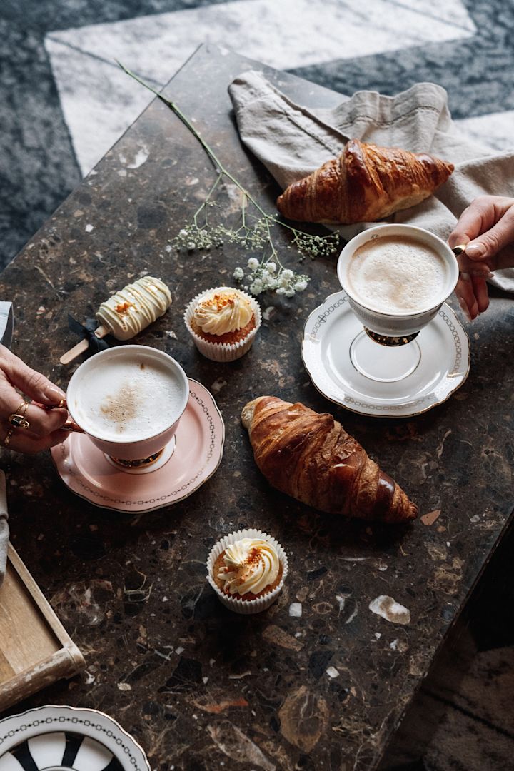 Kaffekrusene fra Hilkes Anima-kollektion imponerer med deres farver, indviklede motiver og klassiske design.