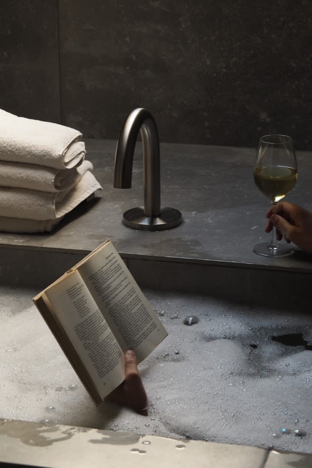 At slappe af i badekarret på Audo House med et glas vin og en bog er et must for enhver, der elsker design. 