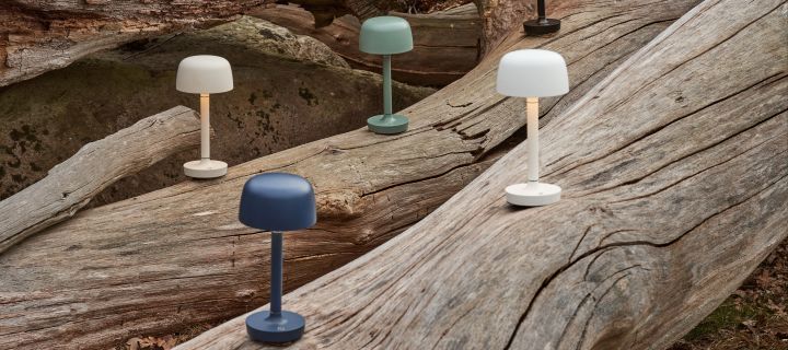 Dekorer med genopladbare lamper udendørs for at skabe en hyggelig stemning i haven eller på terrassen, her er Halo lampen fra Scandi Living i flere farver.