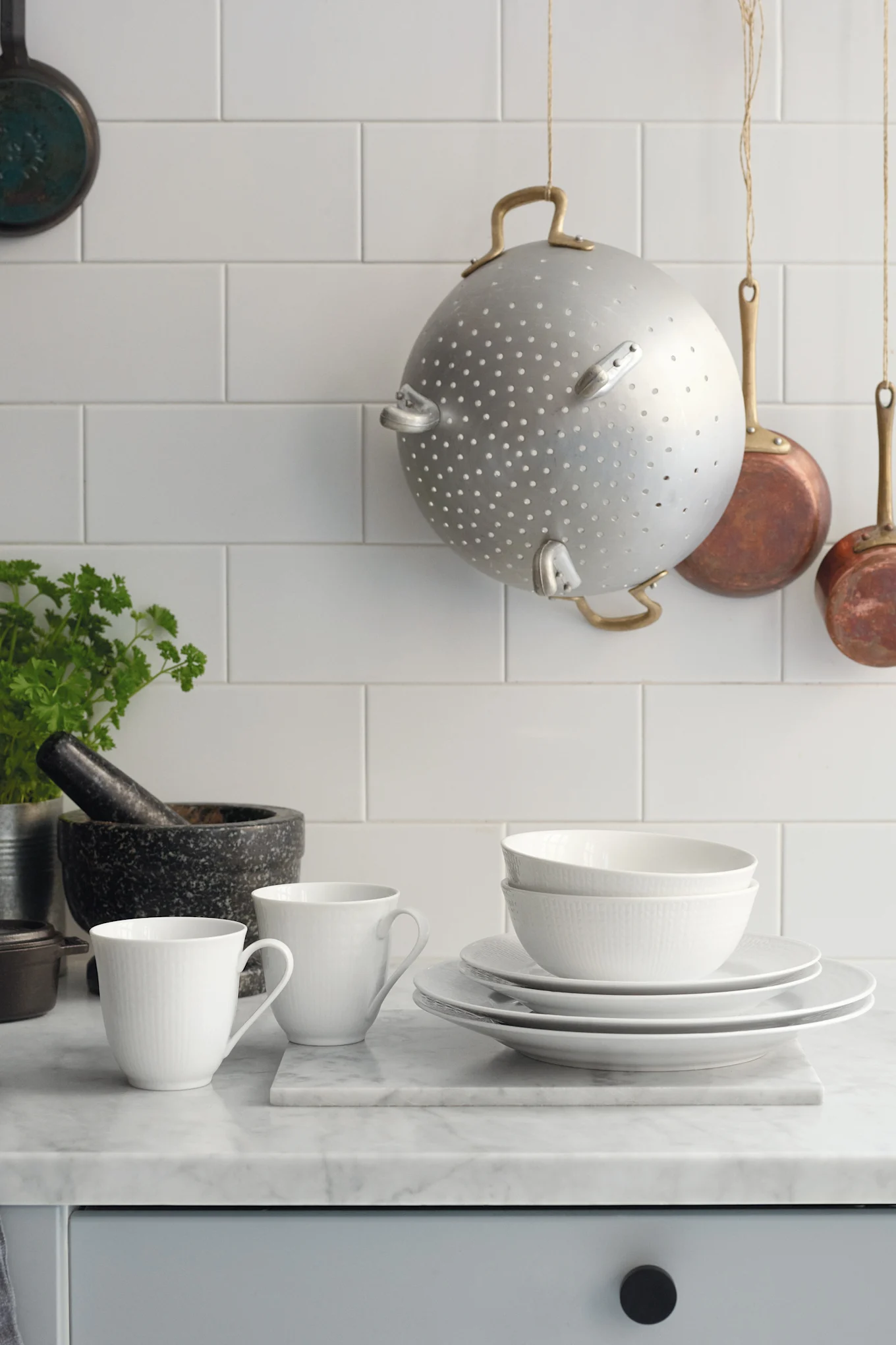 Den traditionelle og stilfulde svenske Grace-asiet og -tallerken fra Rörstrand i hvid er en af vores 12 tips til julegaver til dig, der er ude i sidste øjeblik! Foto: @picsbyellen