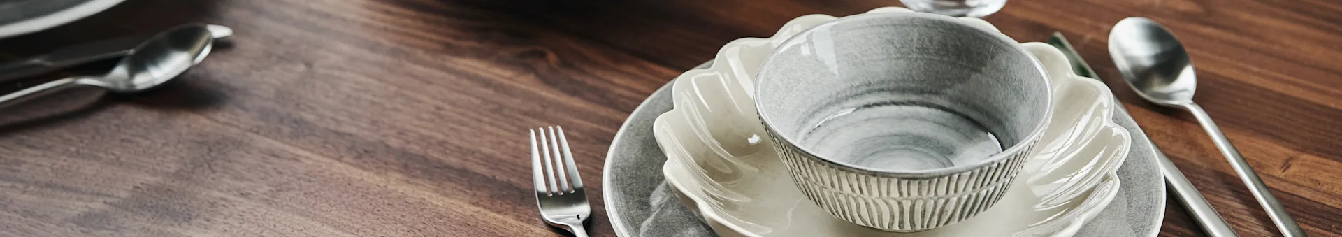 Find inspiration til borddækning hos Nordic Nest, ligesom denne borddækning med Mateus porcelæn i neutrale farver med skåle og tallerkener.