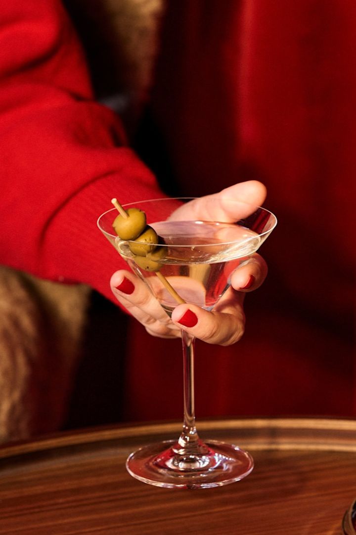 Her kan du se det rigtig slags glas til en Martini med oliven. 