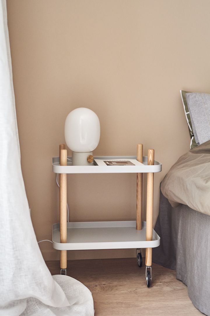 Indret soveværelset med et sidebord eller som dette bord med hjul fra Normann Copenhagen for en rigtig hotel fornemmelse.