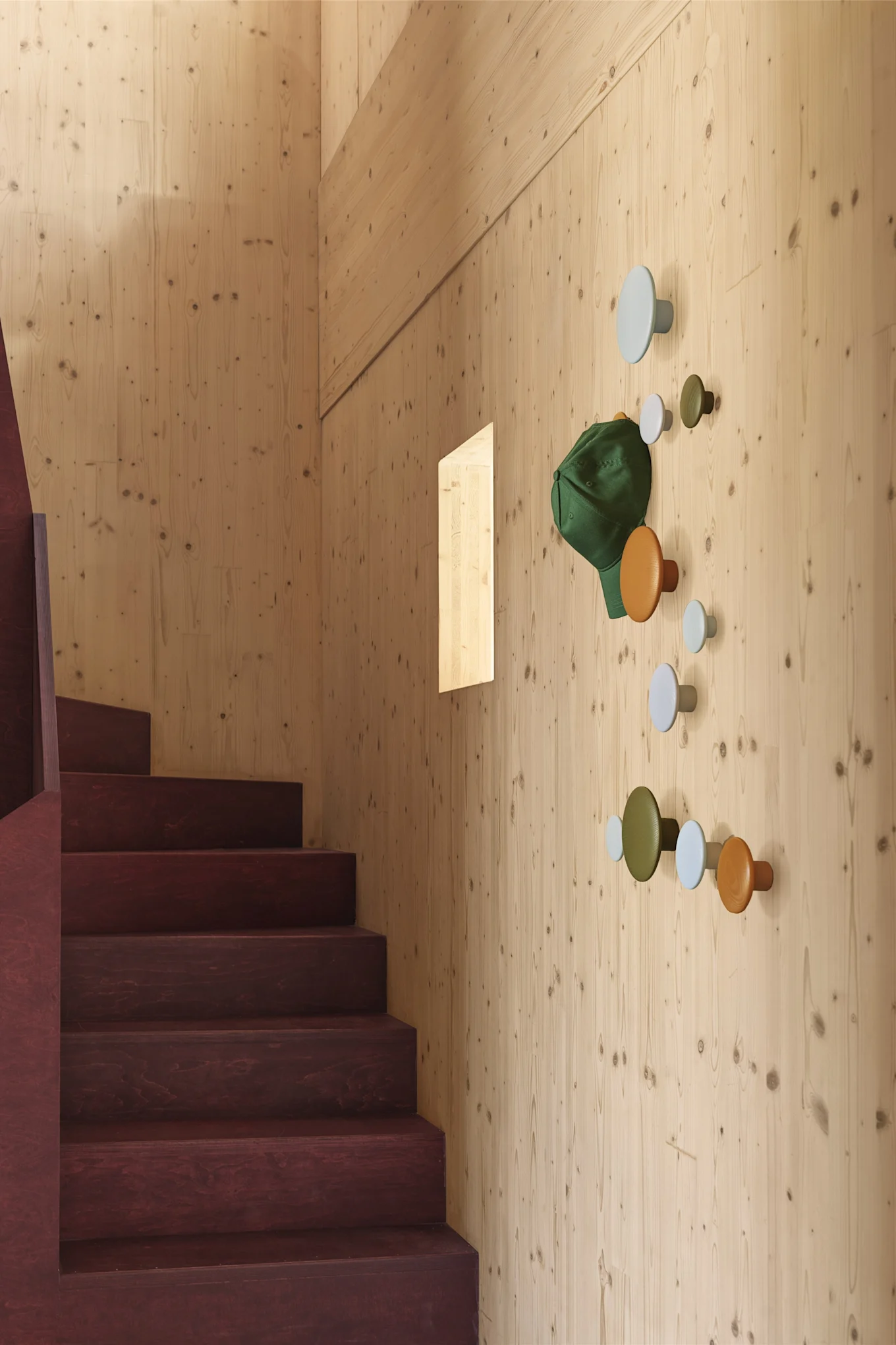 Organiser dit hjem ved at udnytte de små rum og vægge i dit hjem. Her er The Dots-krogene fra Muuto blevet brugt i en trappeopgang til at skabe opbevaring til overtøj og tasker.