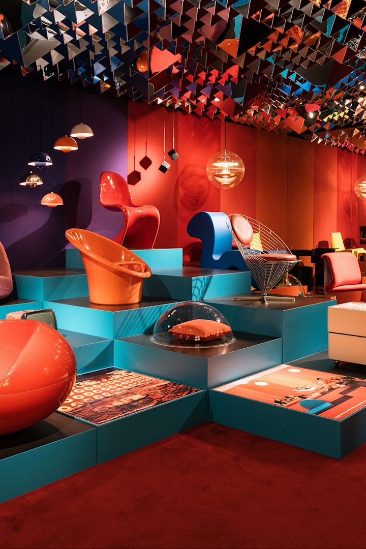 Designmuseum Danmark er et flot sted at tjekke ud for klassisk dansk design. Her kan du se et rød og blåt rum med lamper og stole.