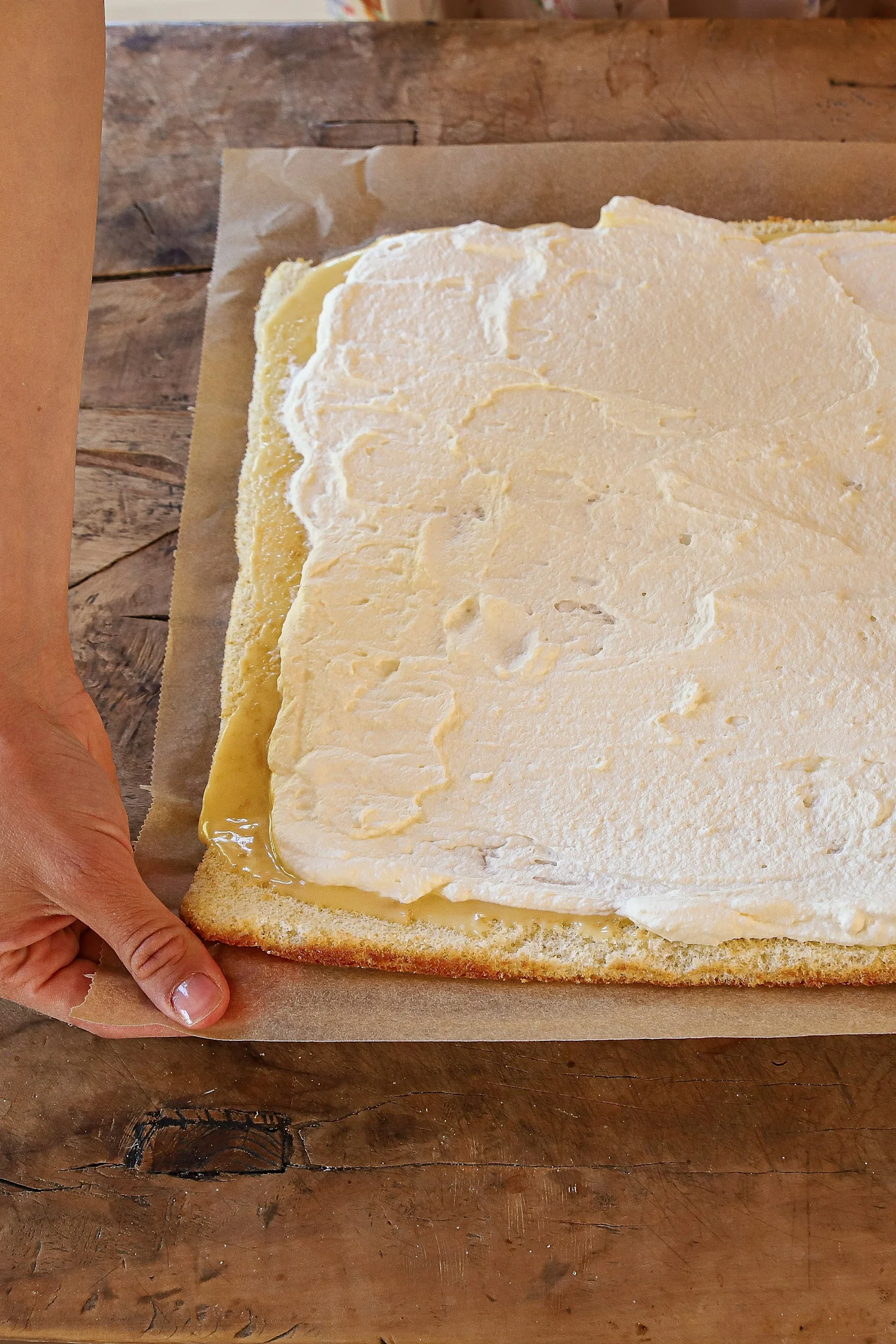 Her ses lemon curd og fløde rouladen inden den er blevet rullet sammen.