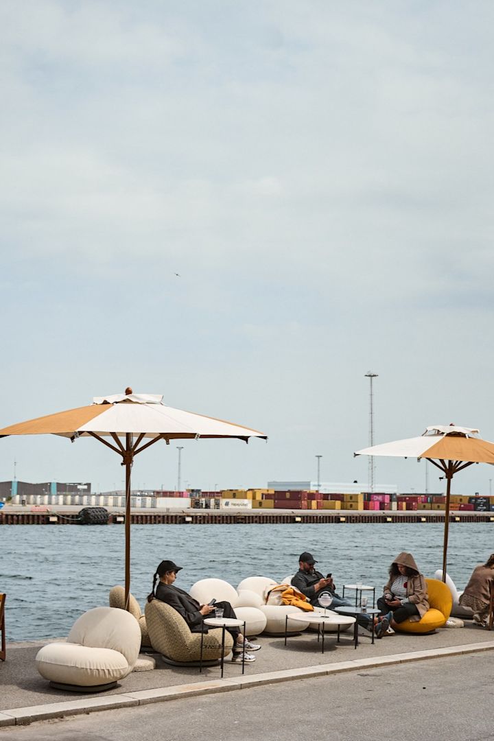 Pacha-stole fra GUBI ude på kajen under 3 Days of Design i København. Husk at tilføje dette stop til din københavnske byguide for designelskere.