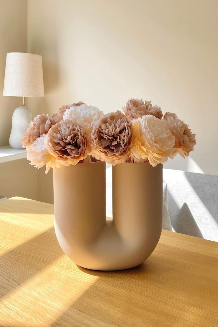 Boho-stilen handler også om at fremhæve blomster og planter, for eksempel med Muuto Kink-vasen, som Instagram-brugeren @maisondemanon har gjort.