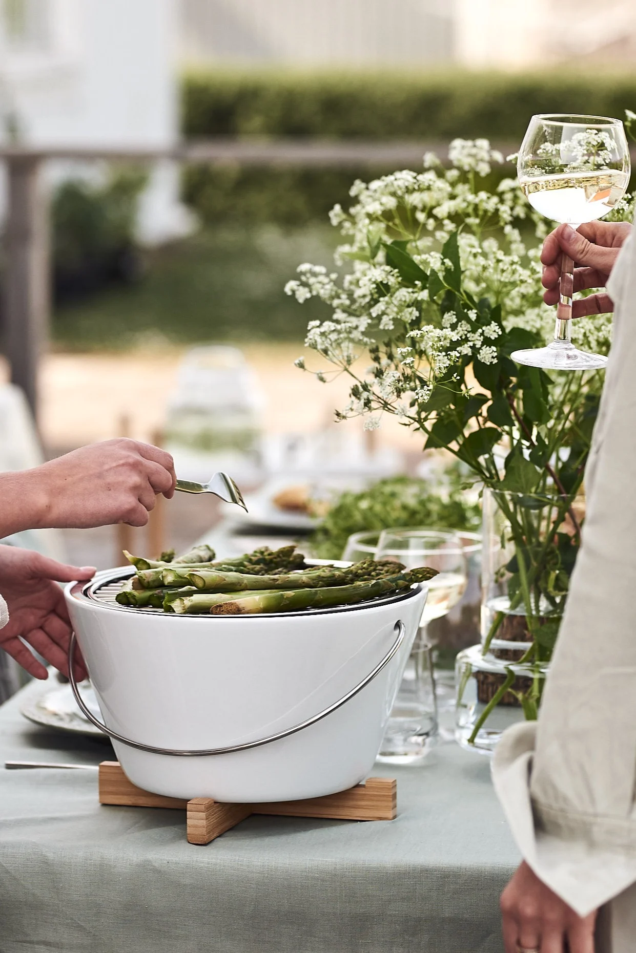 Idéer til hyggelig terrasseindretning - Skab en hyggelig terrasse ved at indrette den med en praktisk og stilfuld bordgrill, som du kan tage med dig, uanset hvor du er.