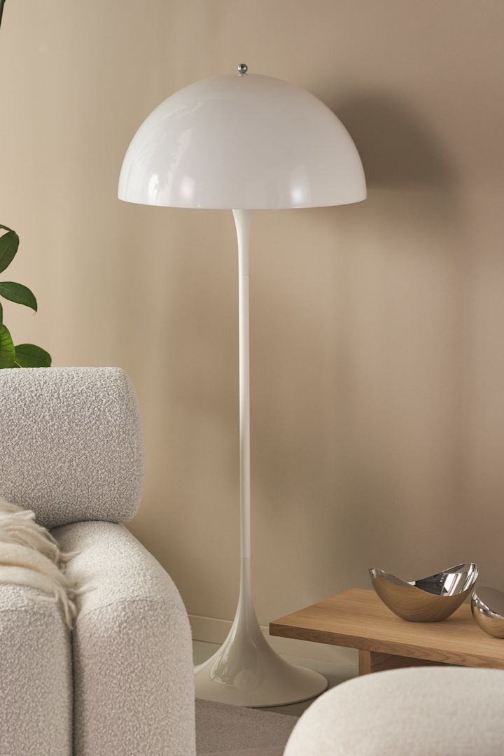 Forny dit hjem med trendy lamper - her ses Arum-gulvlampen fra Ferm Living i toner af beige og marmor.