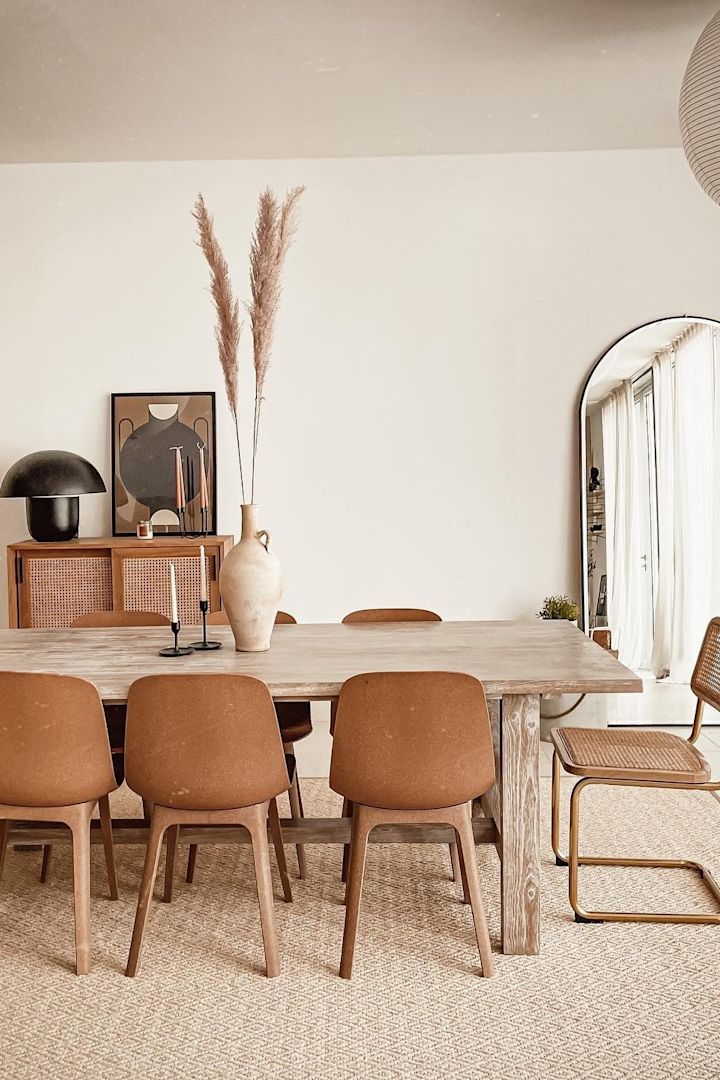 Her kan du se @loveinahomes spiseplads i boho-stil, som er præget af forskellige nuancer af brun og beige og et miks af materialer.