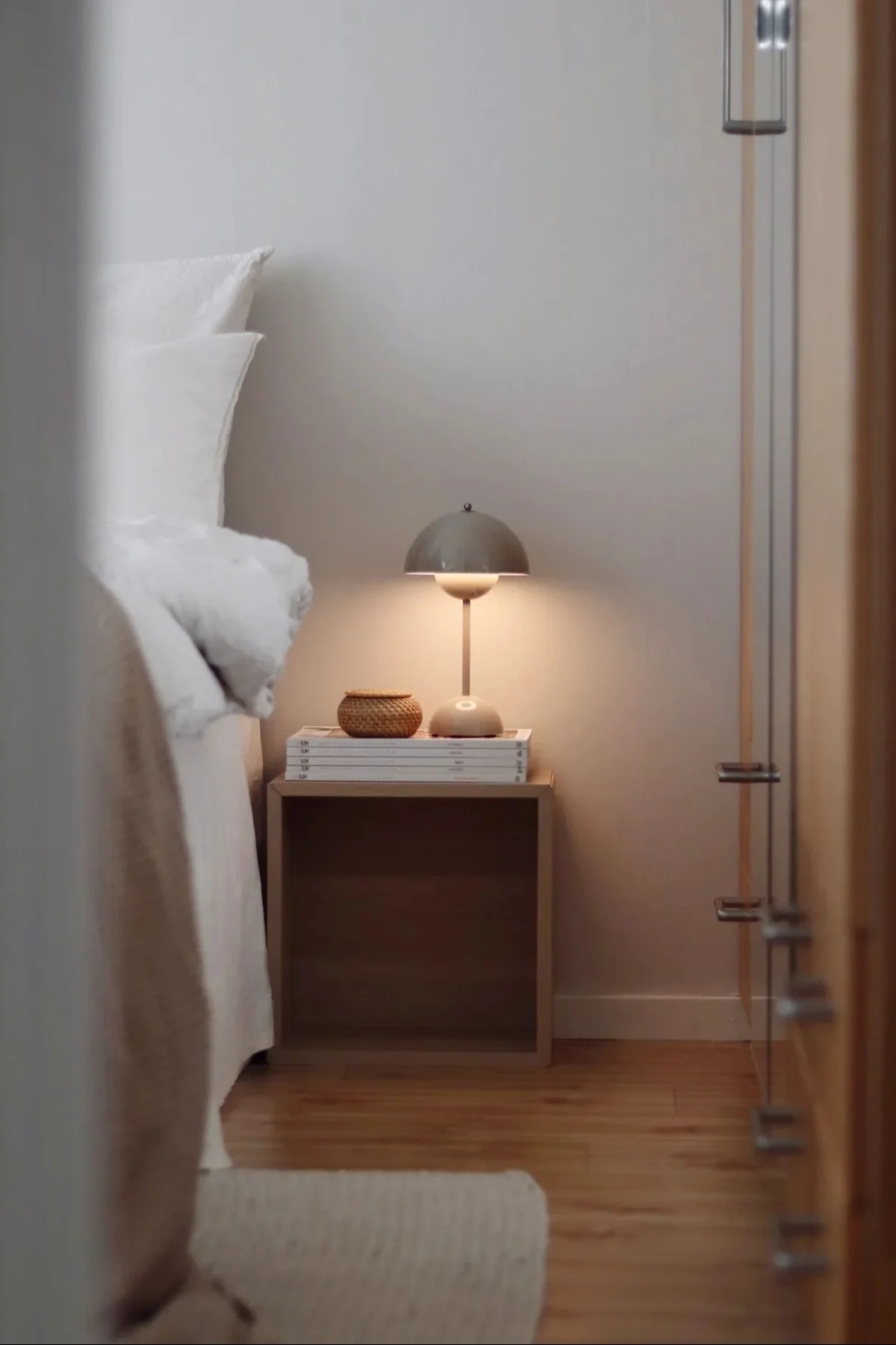 Den trådløse bordlampe Lucca fra &Tradition båret på en strand.