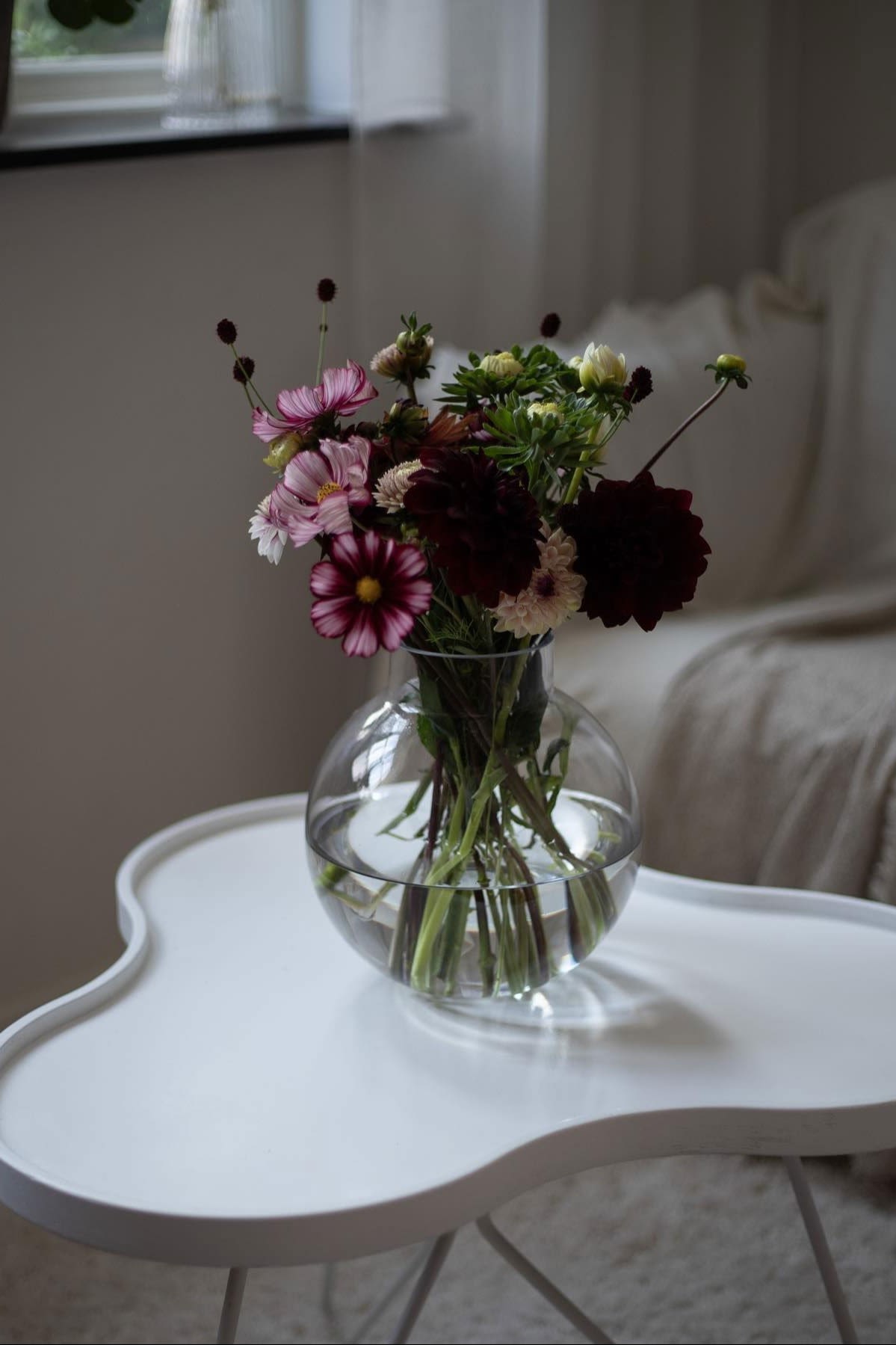 Glasvasen af Ernst, som her ses på det svenske blomsterbord i @norregardnr9's hjem, er en fantastisk mors dag-gave med en smuk rosa og lilla buket.