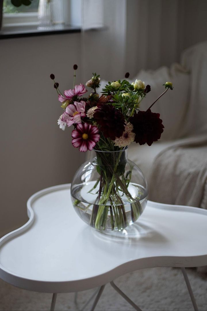 Glasvasen af Ernst, som her ses på det svenske blomsterbord i @norregardnr9's hjem, er en fantastisk mors dag-gave med en smuk rosa og lilla buket.