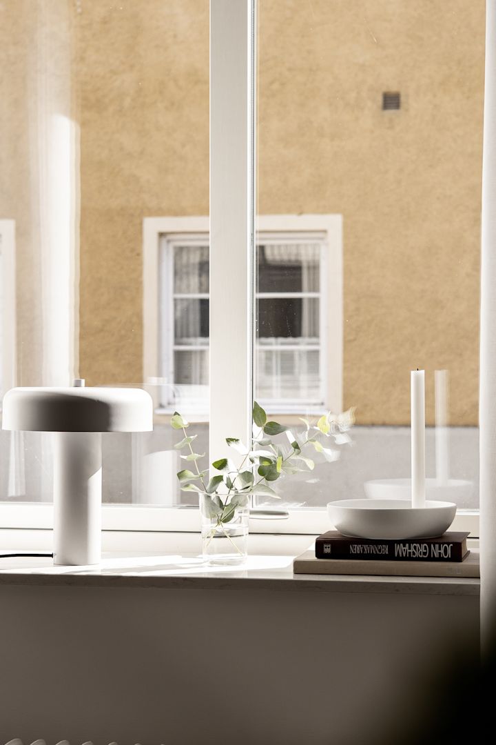 Sådan dekorer du din vindueskarm - Her kan du se inspiration ved brug af Haze bordlampen og Valley lysestagen fra Scandi Living i en balanceret vindueskarm.
