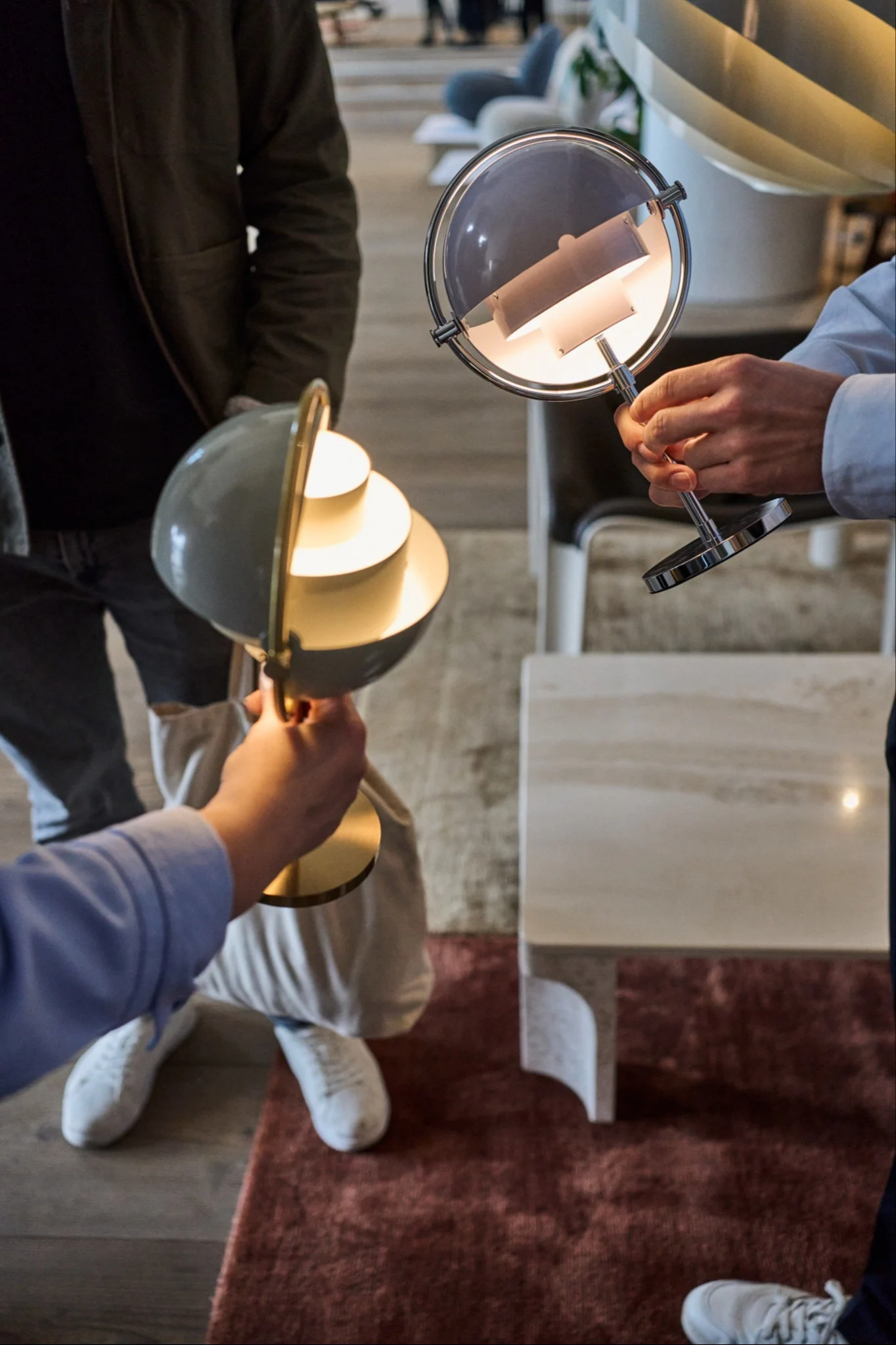 Gubis showroom er fuld af retro designklassikere, der er genskabt til den moderne tidsalder. Her kan du se Multi-Lite i nye nuancer af grøn og lilla. Sørg for at tilføje dette stop til din tur til København.