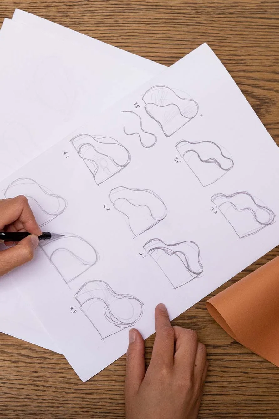 Skitser af Oyster væglampe fra Ferm Living.