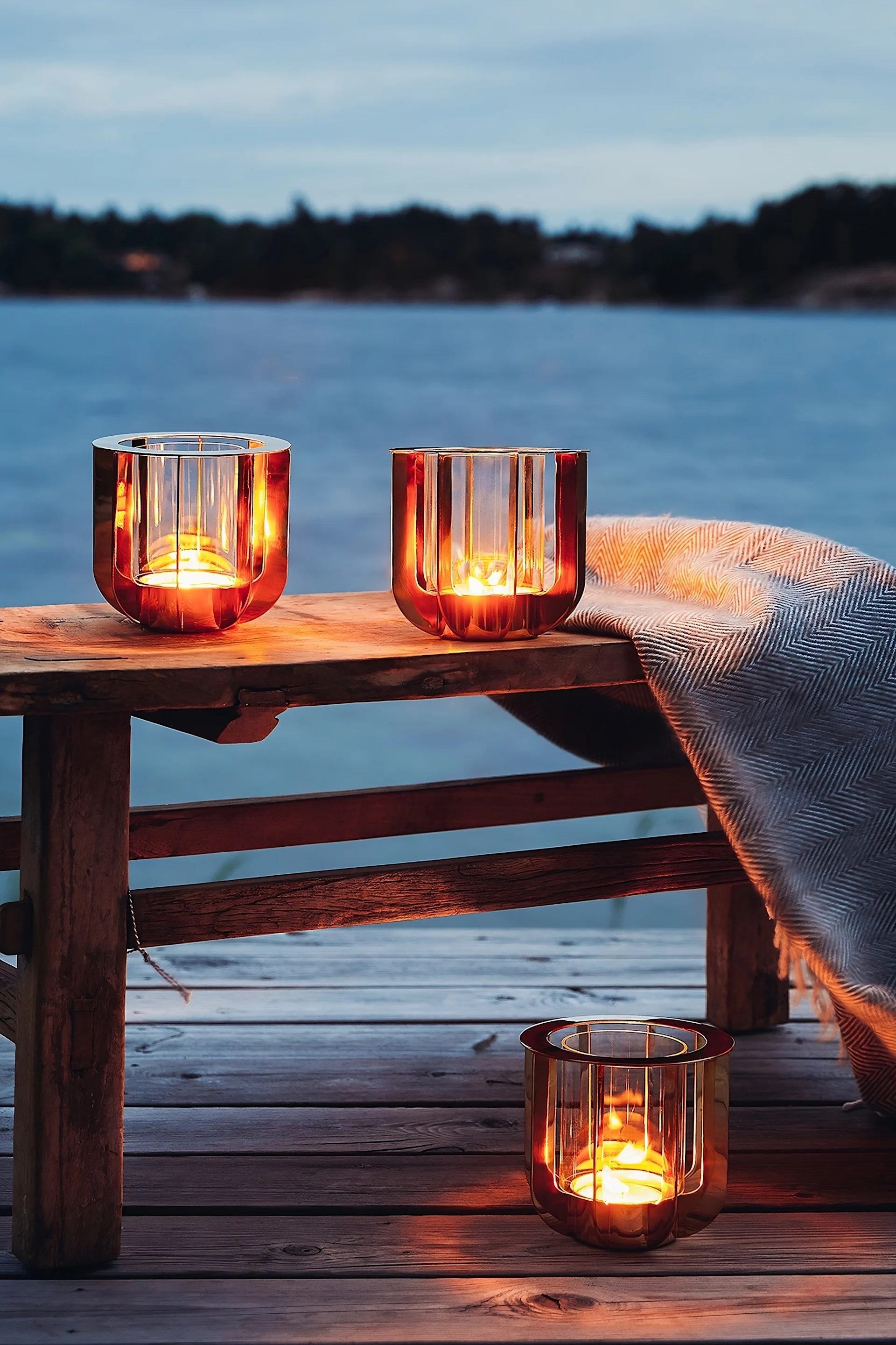 Du kan skabe en hyggelig stemning udenfor med lanterner og stormlygter, f.eks. med en stor stormlygte som Jazz stormlygte fra Klong.