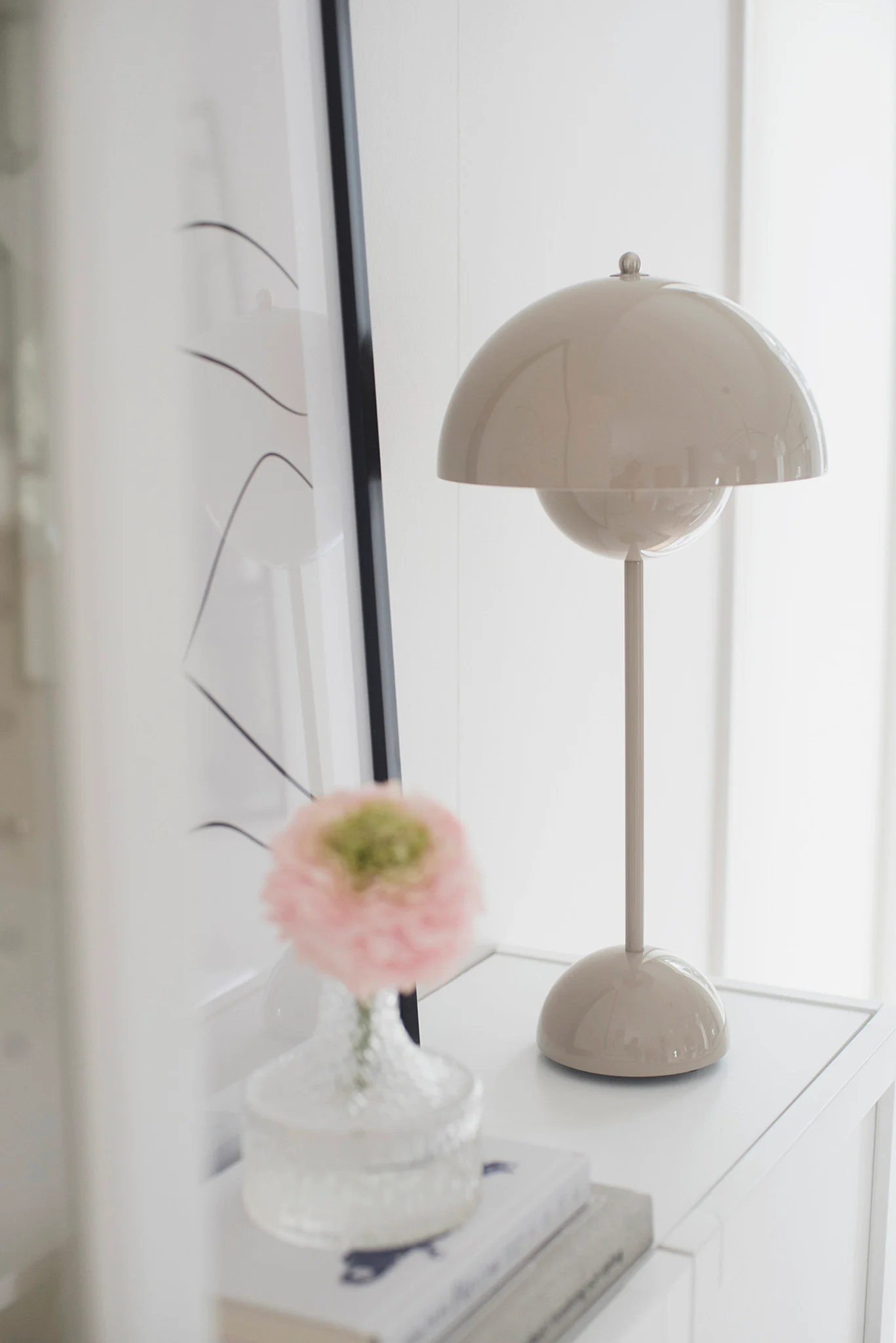 Mors dags gaver: Her ses den beige farvet Flowerpot lampe fra &Tradition som står på en hvid kommode i @villavimmerbys hjem.