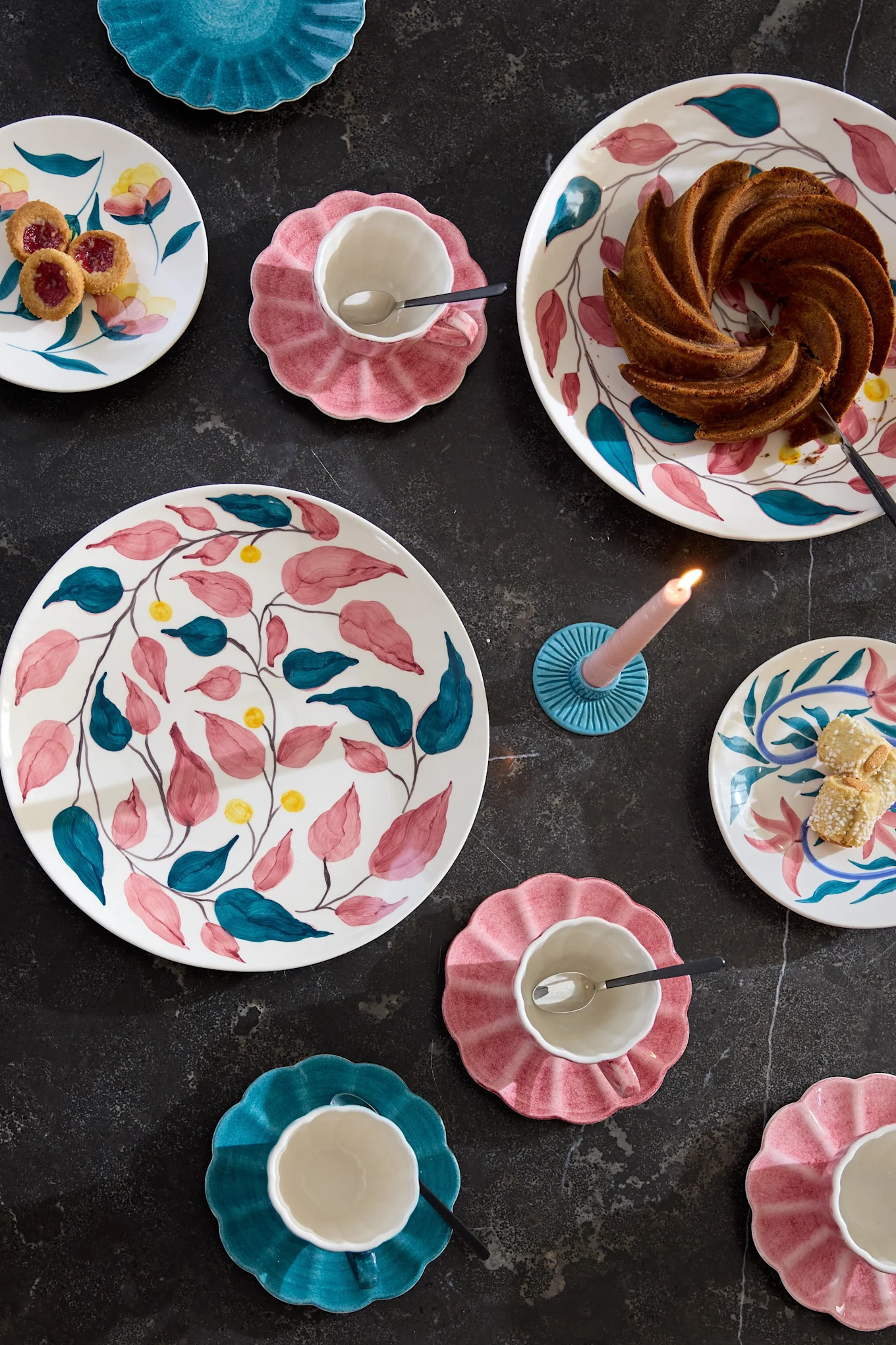 Et bord dækket med farverig service fra Flowers serien fra Mateus.