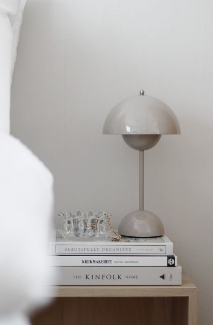 Den trådløse bordlampe fra Flowerpot VP9 fra &Tradition er perfekt på sidebordet af instagram profilen @hemmahosfalk.