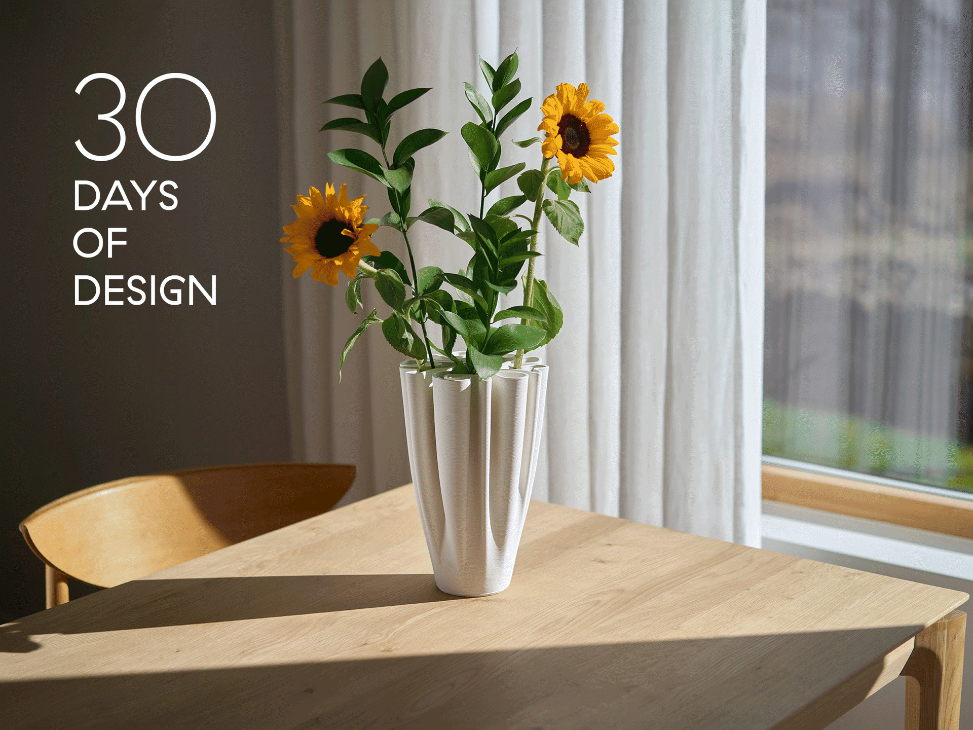 Hvid riflet vase med solsikker på et træbord. Teksten siger '30 DAYS OF DESIGN'.