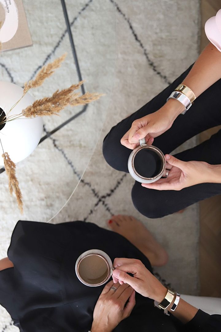 Venner nyder en svensk kaffe med brygget kaffe fra rustikke Bloomingville-kaffekopper. 