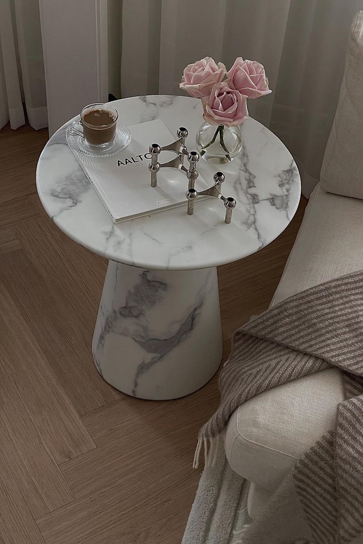 Mors dag-gaver: De elegante sølvfarvede STOFF-lysestager står på et marmorlignende sidebord ved siden af en kop kaffe og en lille vase med roser i @helenas.hems hjem.