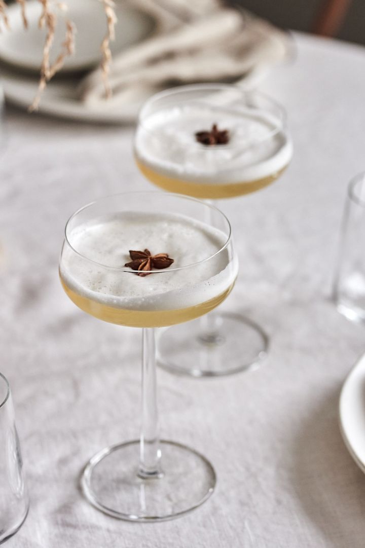 Her kan du se et coupeglas, en slags glas der kan bruges til cocktails eller champagne. 