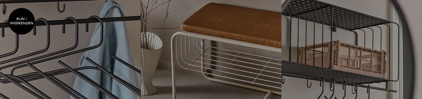 Sæt med sorte metalbøjler, en hvid metalbænk med brun hynde, en hvid vase og en sort perforeret metalhylde med en brun kasse. Tekst: KUN I WEEKENDEN.