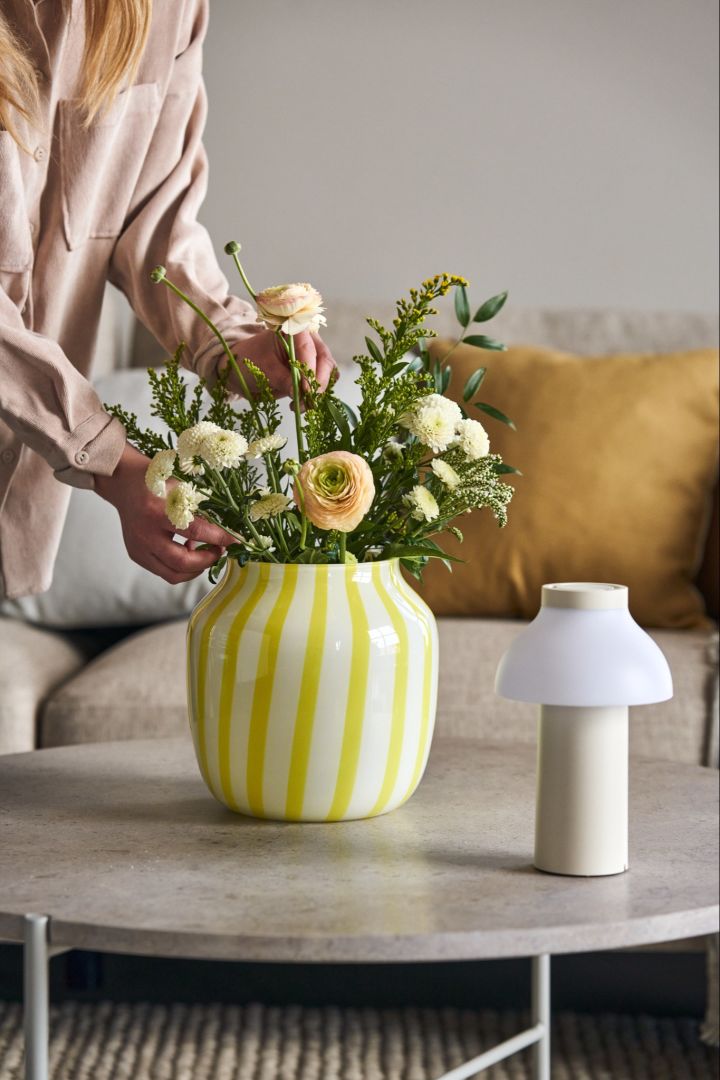 Frisk stuen op med en smuk buket blomster i den friske Juice vase i gul fra HAY.