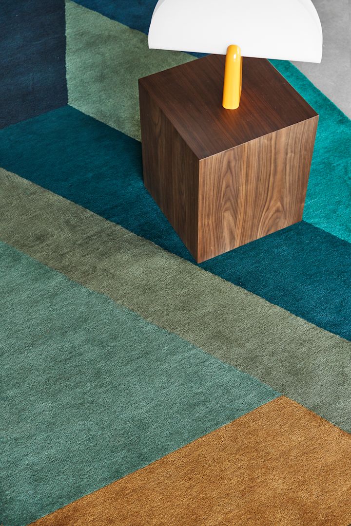 Levels wool Circle tæppe i beige med Lines vasen i hvid, begge fra NJRD.