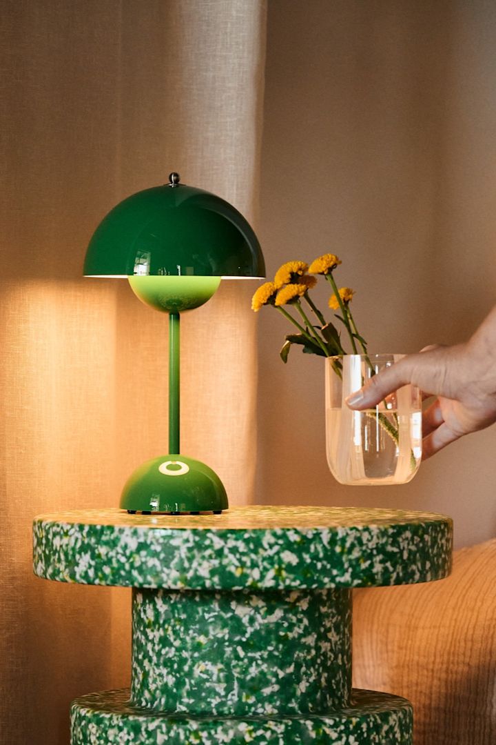 VP9 portable svampe bordlampe fra &Tradition i en flot grøn farve.