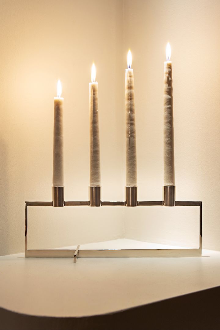 Anno adventsstage fra Klong er ikke kun skandinavisk, men også meget elegant. Den har plads til fire lys og kommer i en stilfuld sølvfarve.