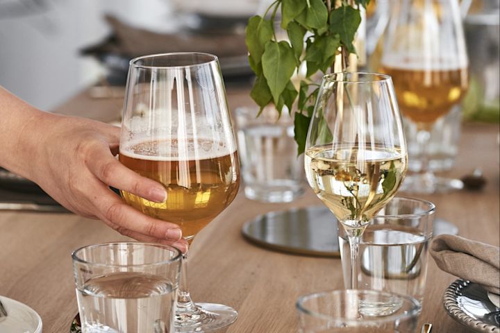 Sådan vælger du det rigtige ølglas – her kan du se en der løfter Cabernet ølglasset fra Holmegaard. 