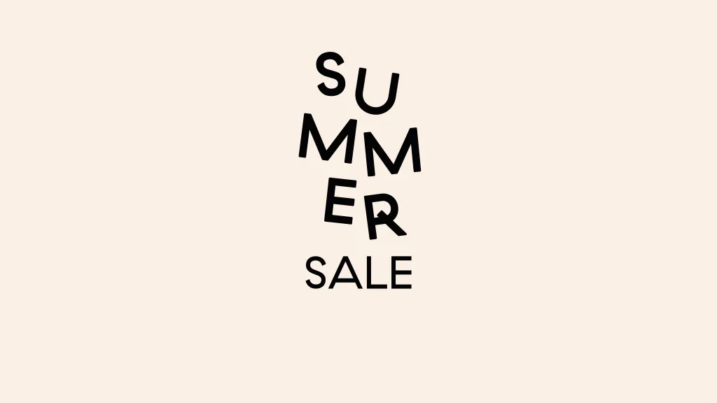 Teksten "SUMMER SALE", hvor "SUMMER" er stablet lodret og skævt, og "SALE" er nedenunder.