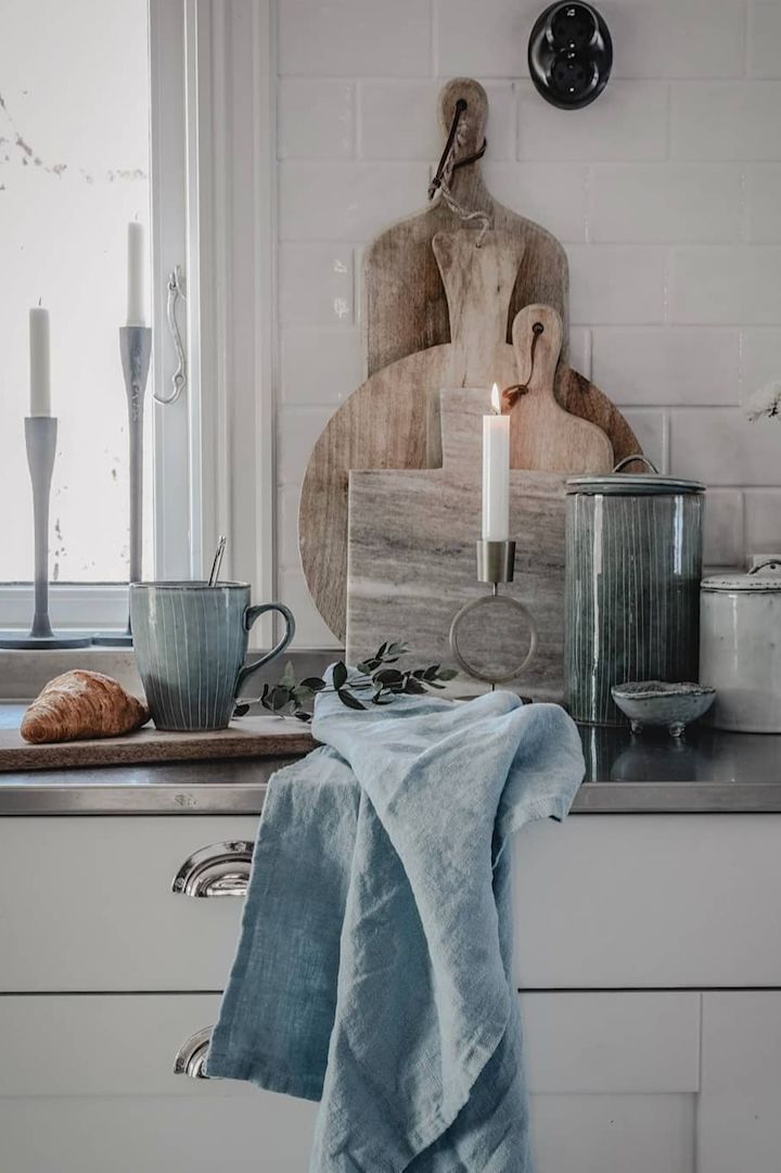Her kan du se et romantisk, rustikt køkken i mange træ- og blå farver af Instagram-brugeren @svenngaarden.