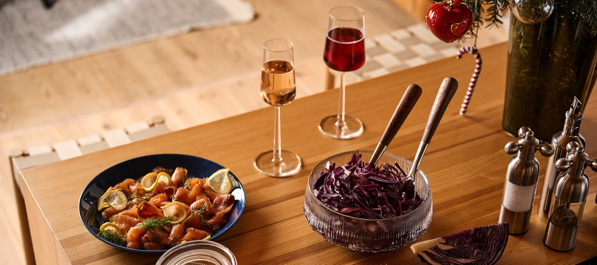 Fejr en nordisk jul med vennerne omkring julebordet.