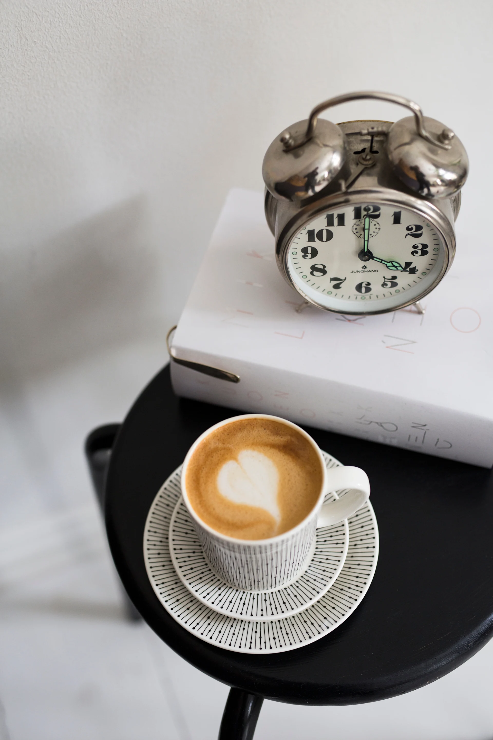 Her ses eftermiddagskaffen som er lavet i Mainio Sarastus service fra Arabia.