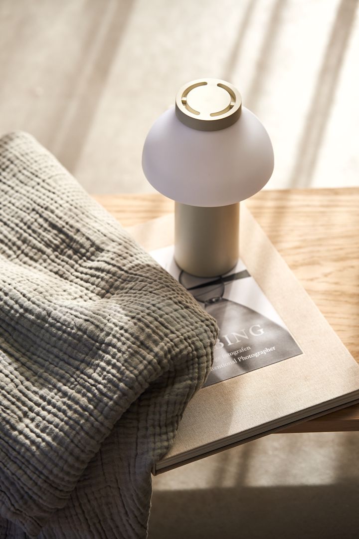 Her kan du se en svampe bordlampe som er PC portable lampe fra HAY.