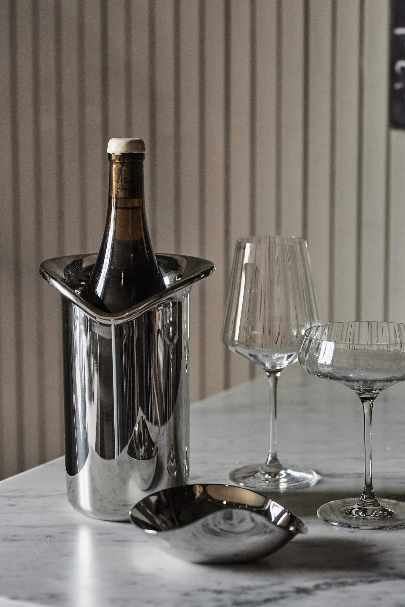 Georg Jensens vinkøler i hvid borddækning, her sammen med Bernadottes vin- og champagneglas.