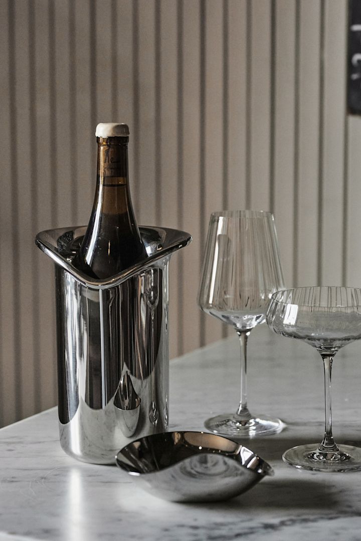Georg Jensens vinkøler i hvid borddækning, her sammen med Bernadottes vin- og champagneglas.