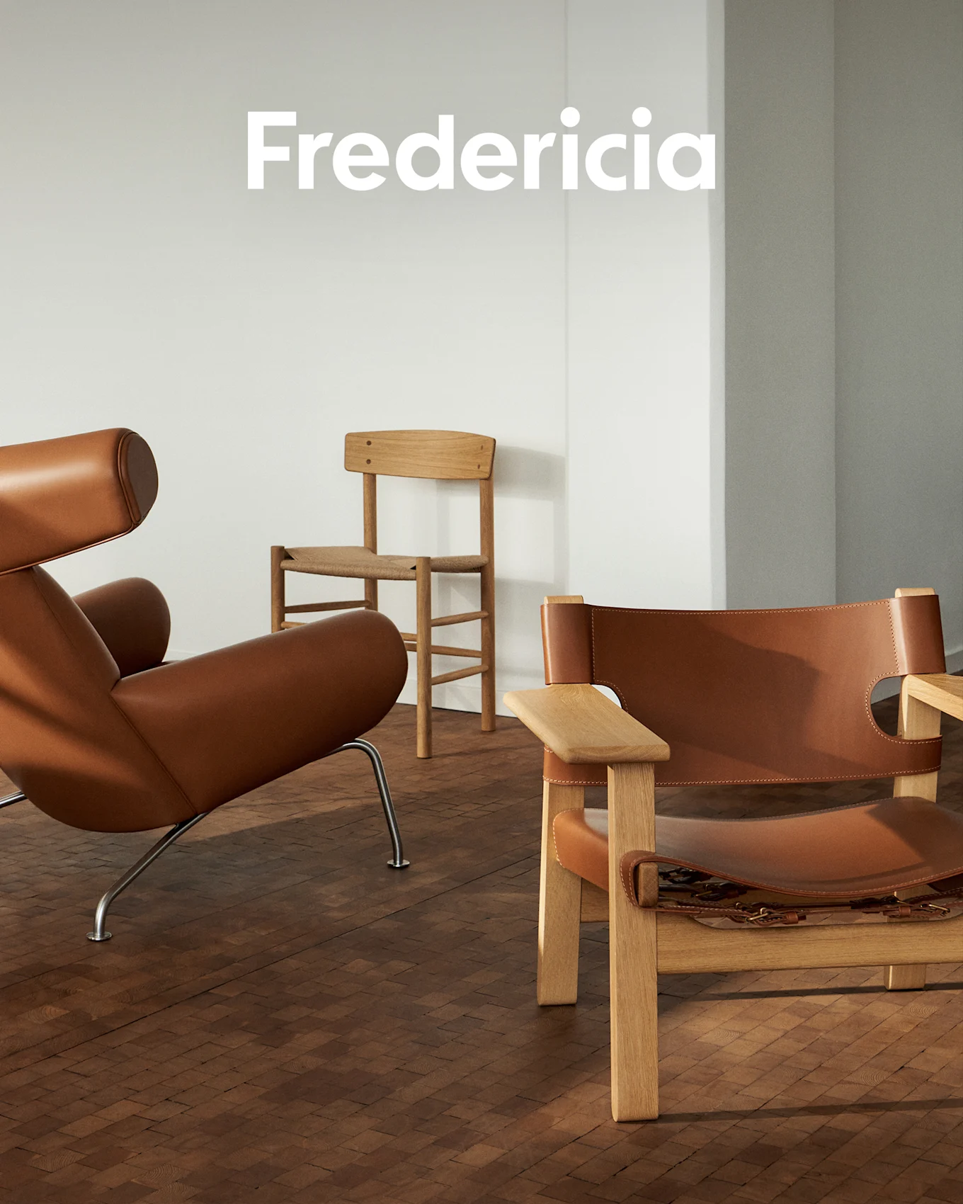 Fredericia logo. Tre designerstole: brun læderlænestol, flettet træstol, lys trælænestol med læder.