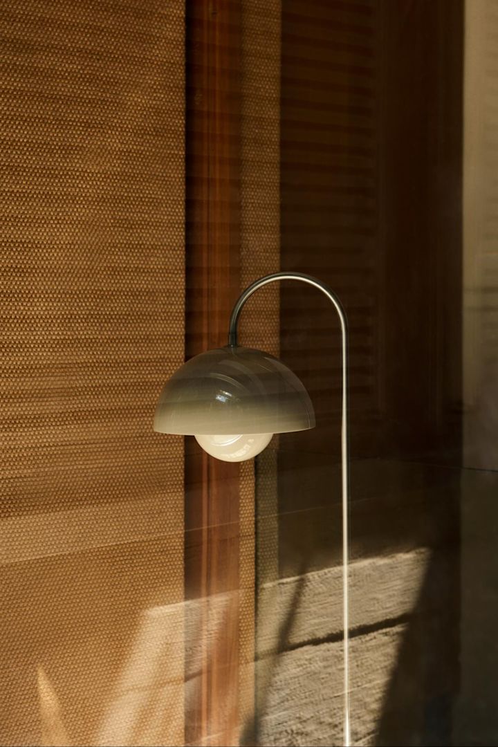 Opfrisk dit hjem med moderne belysning som Vp12-gulvlampen i beige. 